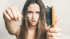8 نصائح لإيقاف تساقط الشعر